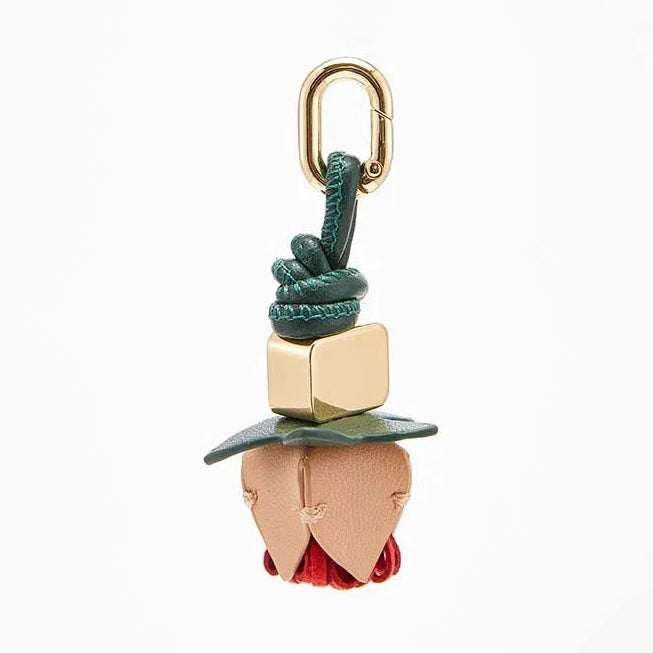 Charm de Cuero con Flores – Elegancia Artesanal y Toque Femenino