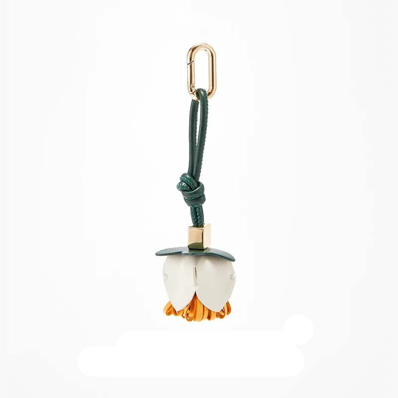Charm de Cuero con Flores – Detalle Femenino y Sofisticado
