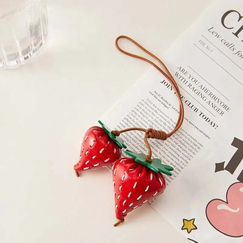 Charm de Cuero en Forma de Fresa – Dulce, Elegante y con Estilo