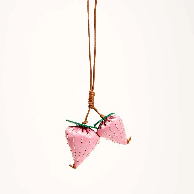 Charm de Cuero en Forma de Fresa – Dulce, Elegante y con Estilo