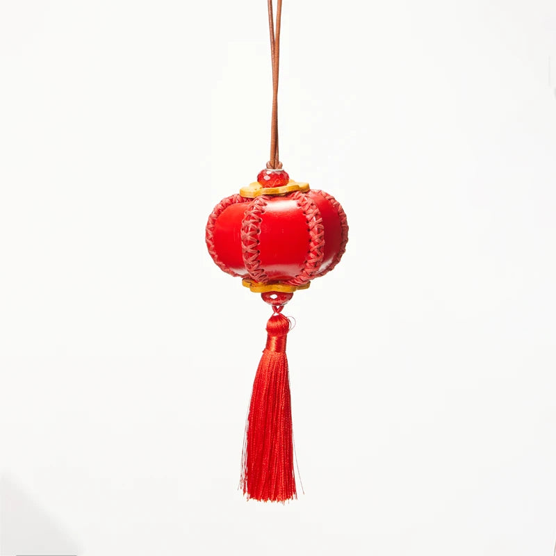 Charm de Cuero en Forma de Linterna – Detalle Artesanal y Elegancia Oriental