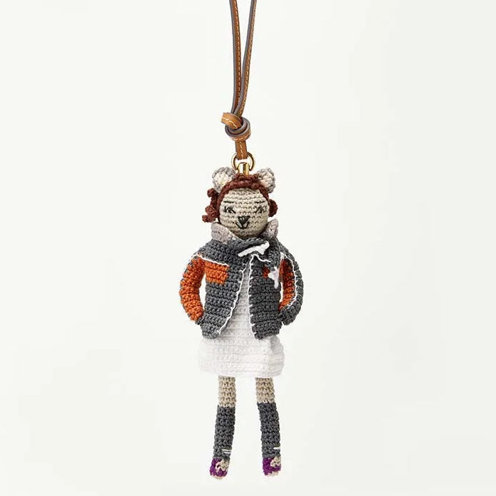 Charm Muñeca de Crochet Artesanal – Ternura, Estilo y Detalle Hecho a Mano
