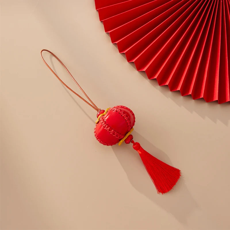 Charm de Cuero en Forma de Linterna – Detalle Artesanal y Elegancia Oriental