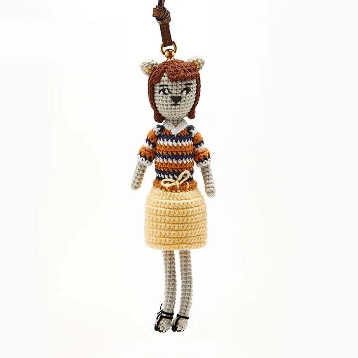 Charm Muñeca de Crochet Artesanal – Ternura, Estilo y Detalle Hecho a Mano