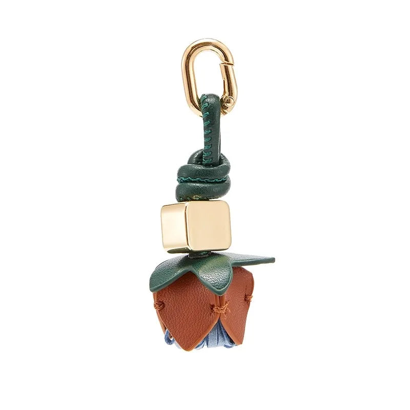 Charm de Cuero con Flores – Elegancia Artesanal y Toque Femenino