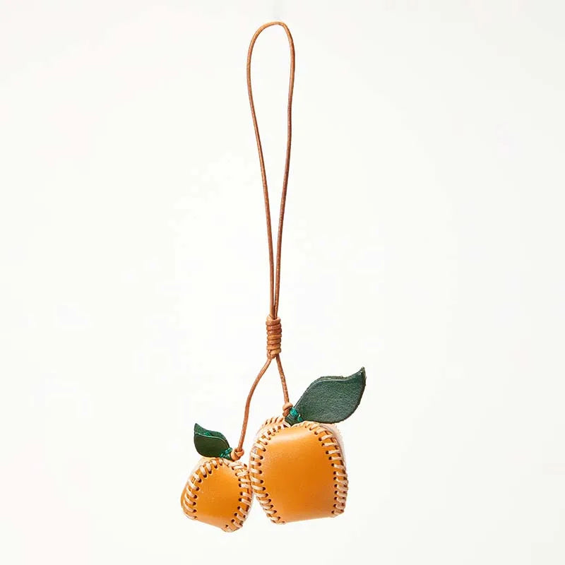 Charm de Cuero en Forma de Caqui – Estilo Natural y Detalle Exclusivo