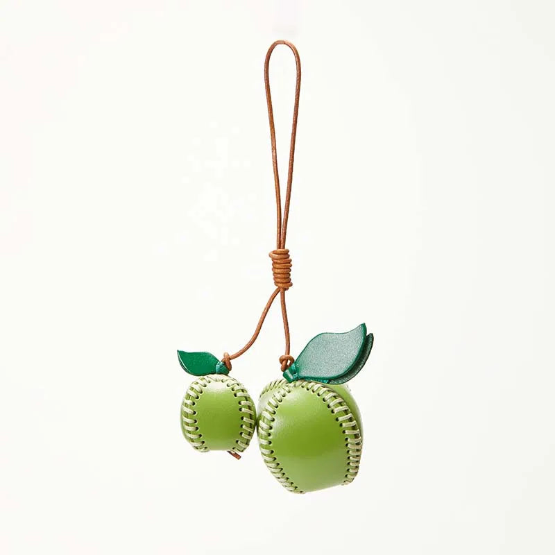 Charm de Cuero en Forma de Caqui – Estilo Natural y Detalle Exclusivo