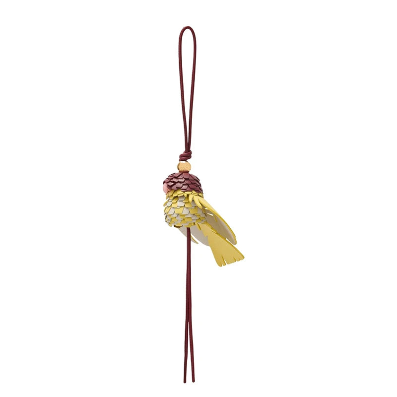 Charm de Cuero en Forma de Loro – Color, Estilo y Elegancia Tropical