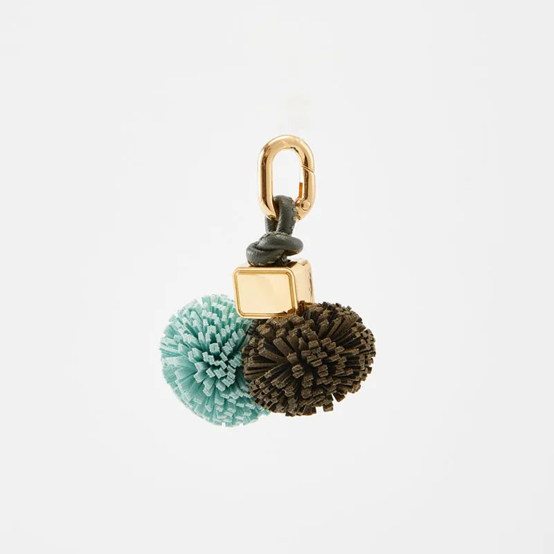 Charm de Cuero Verde y Azul con Borlas – Elegancia Moderna y Toque Artesanal