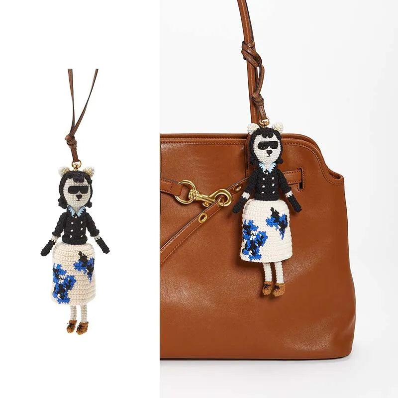 Charm Muñeca de Crochet Artesanal – Ternura, Estilo y Detalle Hecho a Mano