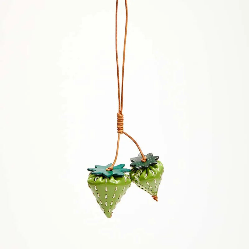 Charm de Cuero en Forma de Fresa – Dulce, Elegante y con Estilo